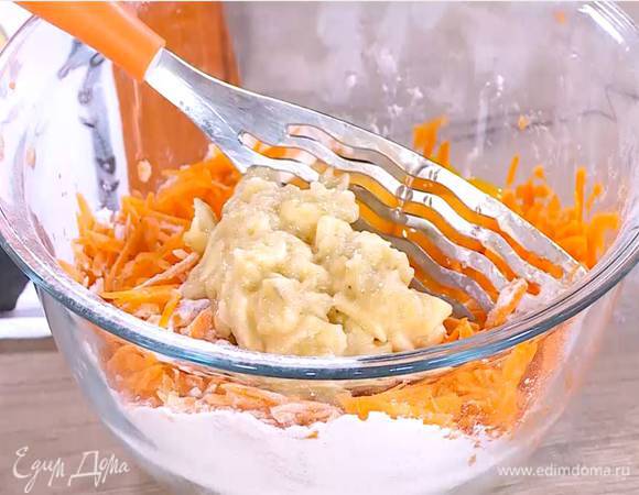 К муке со специями добавить натертую морковь, яйца, банановое пюре, влить растопленное сливочное масло с медом и вымешать тесто.