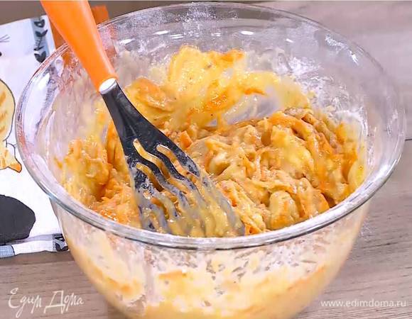 Макадамию всыпать в тесто и перемешать.