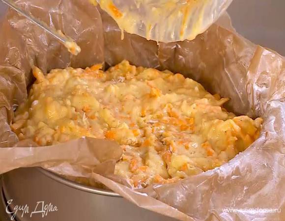 Круглую разъемную форму выстелить бумагой для выпечки, смазанной оставшимся сливочным маслом, выложить тесто и разровнять его.