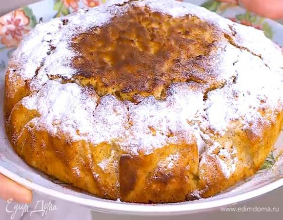 Готовый пирог посыпать сахарной пудрой.