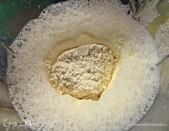 Делаем любые блины: разбавляем молоко водой, вбиваем яйцо+соль, ваниль, сахар, просеянную муку с разрыхлителем.