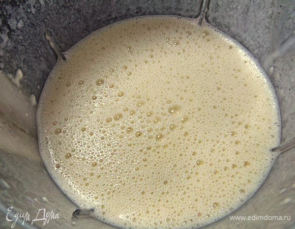 Пару ложек растительного масла вливаем и взбиваем в блендере-кувшине, потом удобно наливать из него тесто в сковороду. Даем постоять тесту.