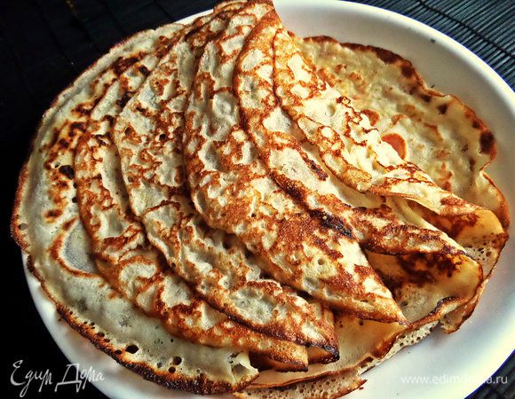 Жарим румяные блинчики с двух сторон.