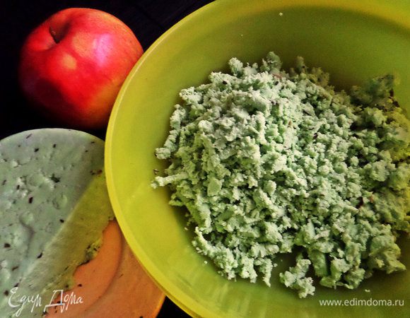 Натереть четверть сыра на крупной терке.