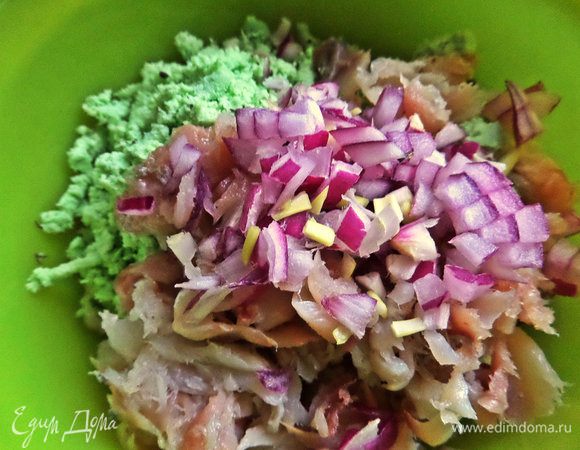 Лук измельчить в начинку.