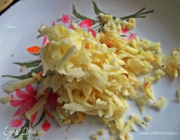 Яблоко очистить, натереть крупно.