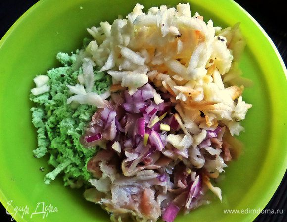 Добавить в начинку. Можно еще ложку сметаны для связки.