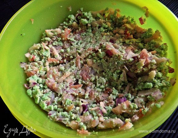 Тщательно растереть начинку, немного выдавить чеснока по желанию. Я покрошила черри в конце. Начинка до того вкусная, что можно есть ложками)