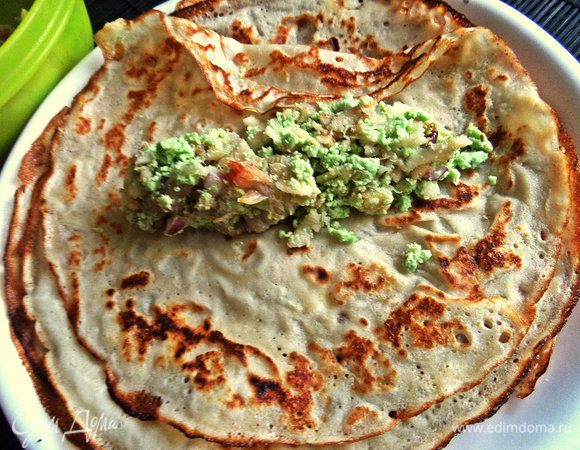 На середину блина размещаем 2 ложки начинки.