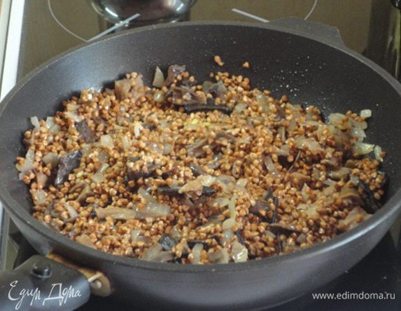Гречку всыпать к грибам, перемешать и влить вино. Дать покипеть на сильном огне, чтобы алкоголь выпарился.