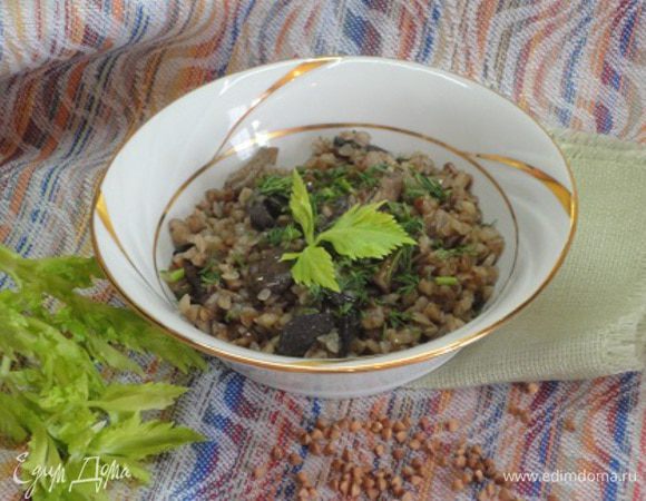 Грибной бульон у меня еще теплый. Вливаем его небольшими порциями по мере выкипания. У меня ушло 750 мл. Подаем с зеленью, можно полить любимым, настоянным на травах оливковом масле. Приятного аппетита!