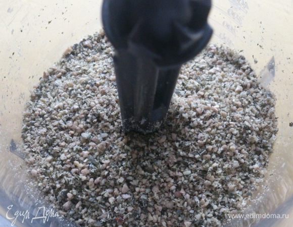 Измельчить семена подсолнечника и тыквы практически в муку.