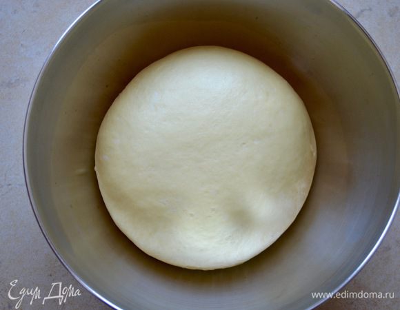 Выложить тесто в миску, накрыть и поставить в тёплое место на 1-1,5 часа до увеличения объема вдвое.