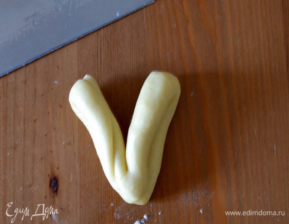 И сделать с верхней стороны глубокий разрез, не доходя немного до противоположного конца трубочки.