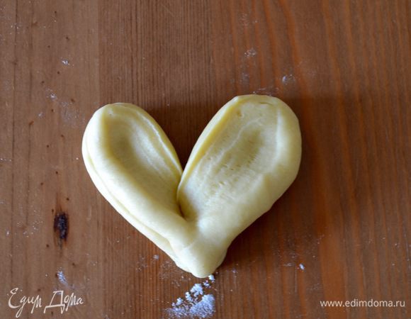 Развернуть наподобие сердечка. Подготовить таким образом все булочки.