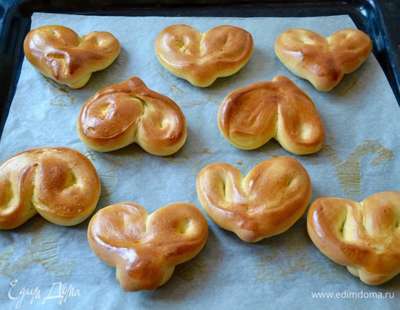 Выпекать в разогретой духовке на среднем уровне 15 минут до золотистого цвета.