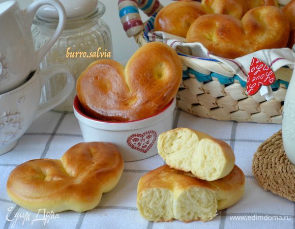 Отмечу, что булочки получаются не очень сладкими. Но, разрезав и смазав их маслом с вареньем (к примеру), просто замечательно!!!
