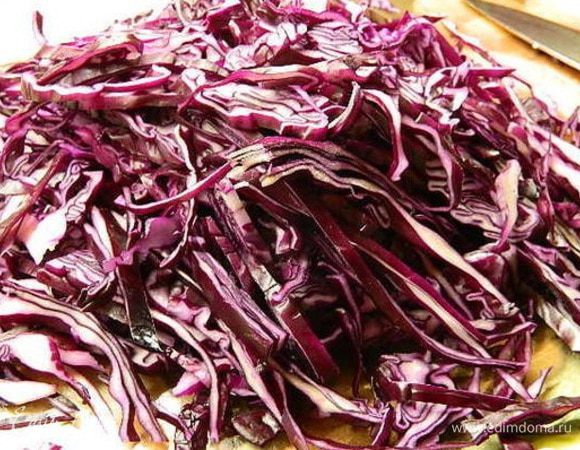 Капусту нашинковать тонко. Посолить и хорошо помять. Сложить в чашку.