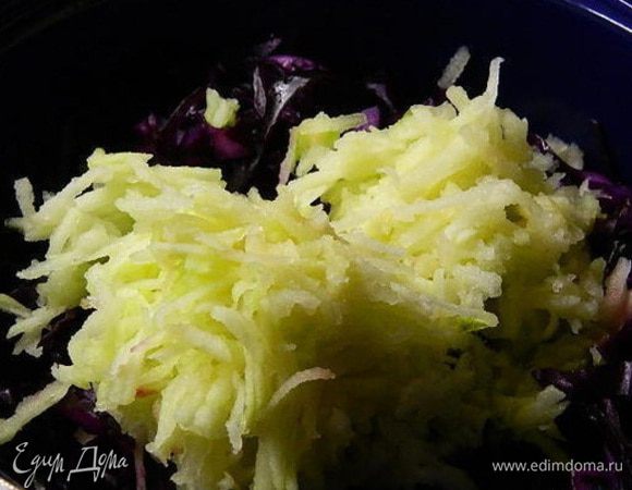 Потереть на крупной терке и добавить к капусте, перемешать.