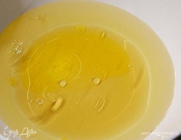 Готовим маринад: смешать масло, мед и уксус, залить капусту, хорошо перемешать. Накрыть крышкой и убрать в холодильник на ночь.