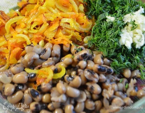 Лук порезать полукольцами. Морковь потереть на крупной терке. Обжарить овощи на сковороде с добавлением растительного масла до мягкости. 