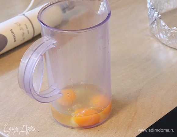 Начинаем приготовление с того, что взбиваем 3 яйца с 300 г сахара.