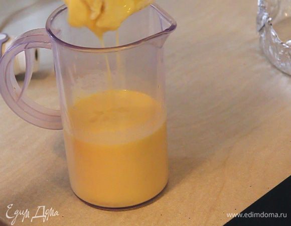 Добавляем растаявшее сливочное масло. Все перемешиваем.