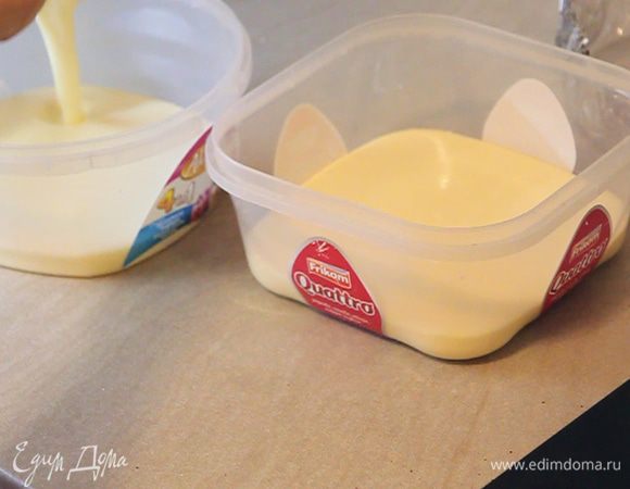 Берем две емкости и разделяем наше тесто на две равные части. Одна часть у нас будет для светлых коржей, вторая – для темных.