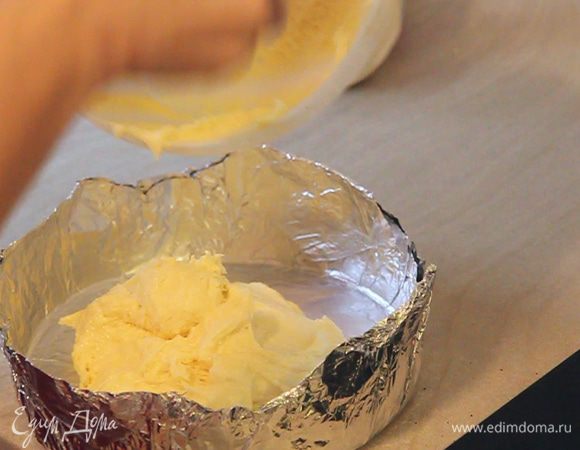 Выкладываем его в подготовленную нами заранее форму из фольги. И разравниваем слегка смоченными водой руками.