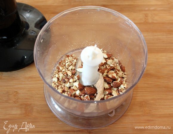 Измельчите орехи с помощью блендера в среднюю крошку.