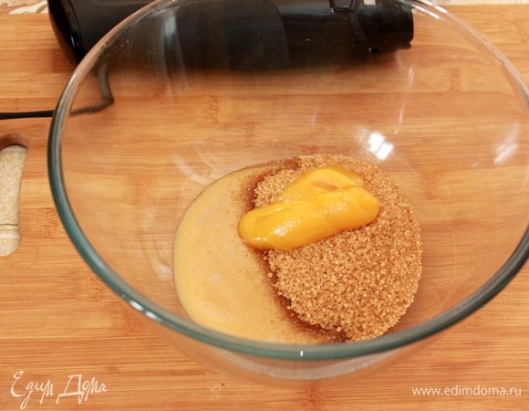 Смешайте в миске мед, сахар и яблочное пюре.