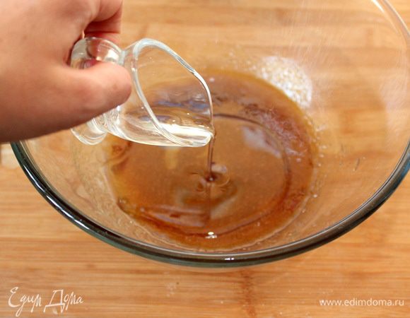 Добавьте растительное масло.