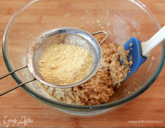 Просейте нутовую муку.