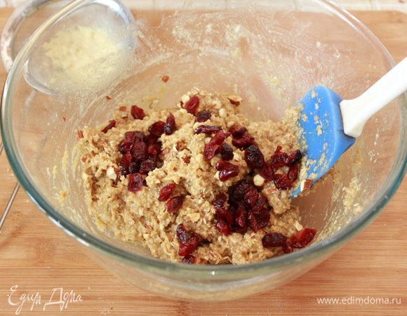 Добавьте вяленую вишню и измельченные орехи. Хорошо перемешайте.