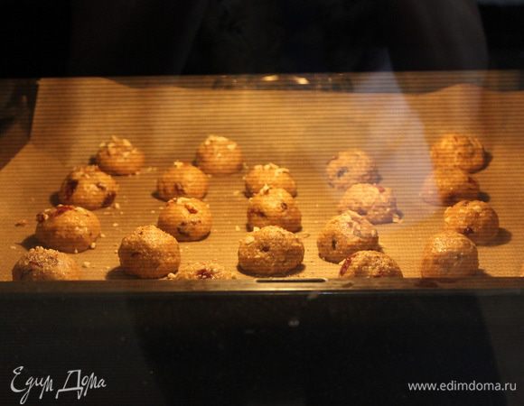 Смачивая руки холодной водой, сформируйте небольшие шарики размером с грецкий орех.