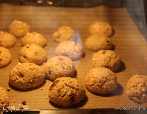 Выпекайте печенье в разогретой до 180°C духовке 15–20 минут. Примерно через 10 минут печенье покроется трещинками.