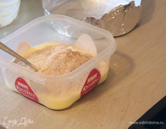 Для теста темных коржей отдельно просеиваем 5 ст.л муки, 4 ст.л. какао и разрыхлитель. Какао работает как мука. Смешанные сухие ингредиенты вводим в наше жидкое тесто для темных коржей. Мешаем все ложкой до получения однородной массы.