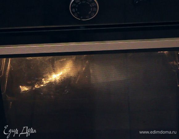 Ставим противень с формами в холодную духовку и включаем её на 180°C на 30 минут.