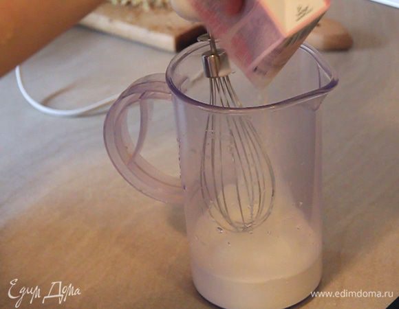 Тем временем готовим крем. Достаем из холодильника наши кондитерские сливки для взбивания. Начинаем их взбивать, добавляя постепенно сахарную пудру.