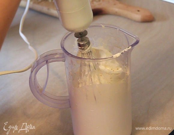 Когда мы получили довольно густые взбитые сливки, можем добавлять сметану. Сметана так же должна быть из холодильника.