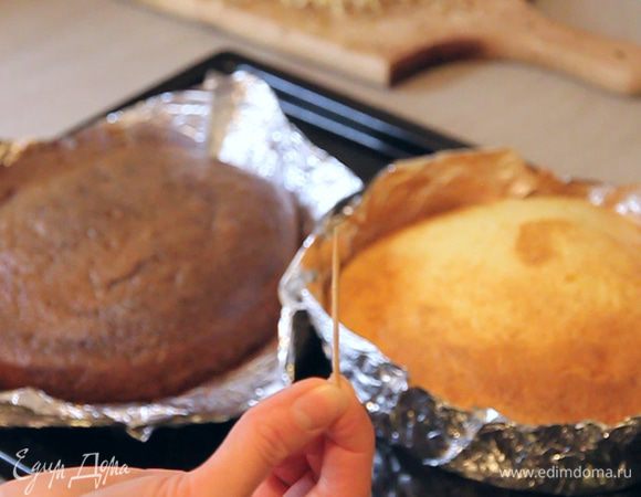 Проверяем готовность коржей зубочисткой либо нажатием лопаткой сверху, как в моем рецепте торта «Нежность».