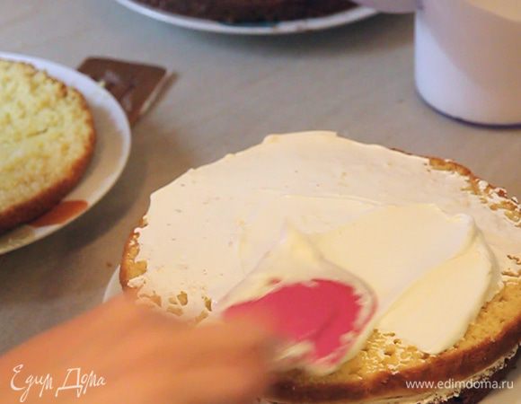 Каждый корж обильно смазываем кремом сверху. Для удобства можно сразу весь крем разделить на порции по количеству коржей. На верхний корж можно оставить чуть больше крема, так как мы ещё будем смазывать тортик по бокам.
