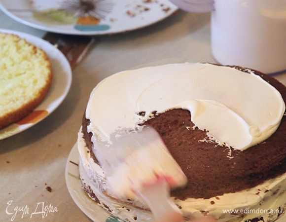 Последовательно собираем весь торт.