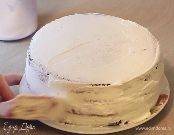 В конце оставшийся крем распределяем по всей поверхности торта.
