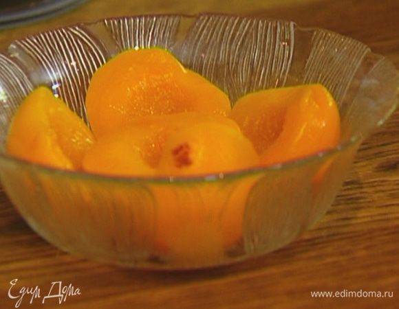 Персики нарезать кубиками и выложить в жаропрочную форму.