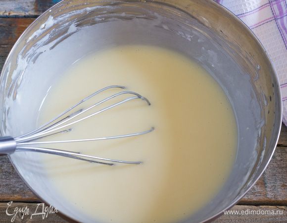 Для теста: вскипятите воду, влейте в миску, добавьте соль и растительное масло. Быстро введите 50 г просеянной муки, разбейте комочки венчиком, и оставьте на 5-7 минут. 
