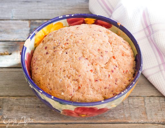 Для начинки: смешайте фарш с мелко порубленным луком, добавьте раздавленный чеснок и измельченный болгарский перец. Посолите, поперчите и добавьте 50 мл воды. Все тщательно перемешайте. 