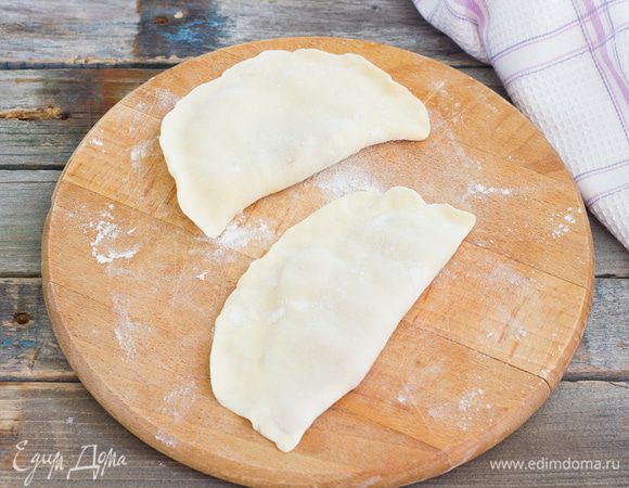 Аккуратно защипните края.