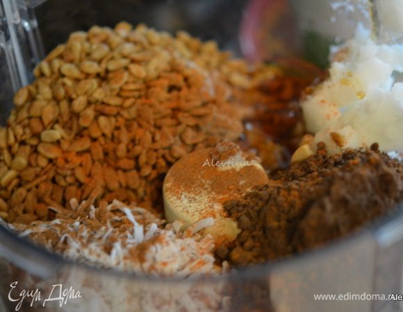 Финики очистить от косточек, семечки от шелухи, орехи от скорлупы. Мера веса ингредиентов указана без шелухи, скорлупы и косточек. Используем кухонный процессор/комбайн. Насадка нож. Все ингредиенты выложить в кухонный процессор. Кокосовая стружка не сладкая.