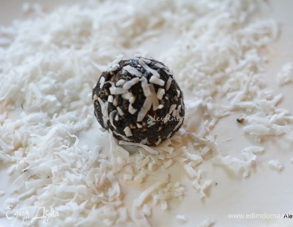 На тарелку выложить не сладкую кокосовую стружку. Скатать тесто в небольшие шарики. Выложить на тарелку. Поставить на 20-30 минут в морозильник.